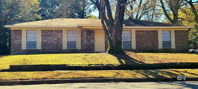 view of front facade with a front lawn