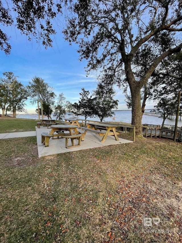 view of yard featuring a water view