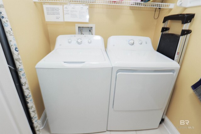 clothes washing area with laundry area and independent washer and dryer