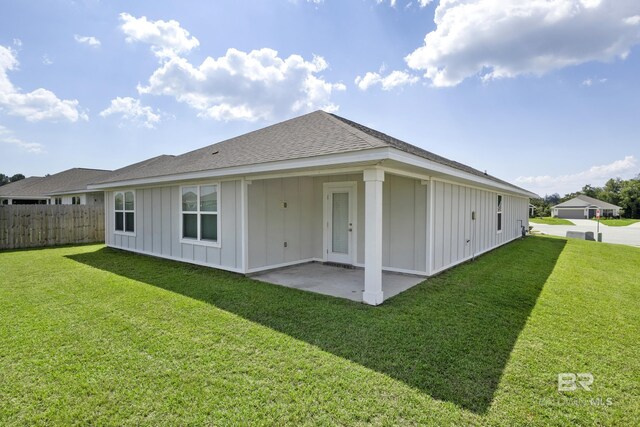 rear view of house featuring a yard