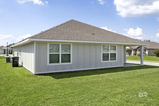 view of side of property featuring a lawn