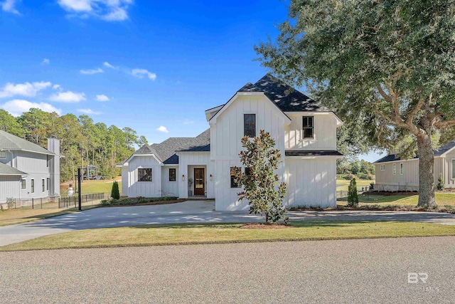 modern farmhouse style home featuring a front lawn