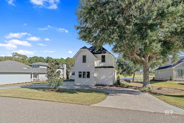 modern farmhouse featuring a front yard