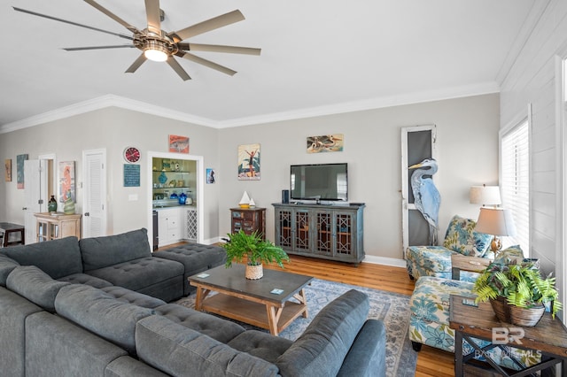 living room featuring light hardwood / wood-style flooring, ceiling fan, and ornamental molding