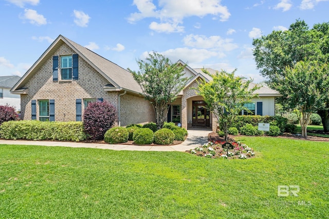 view of front of home featuring a front lawn