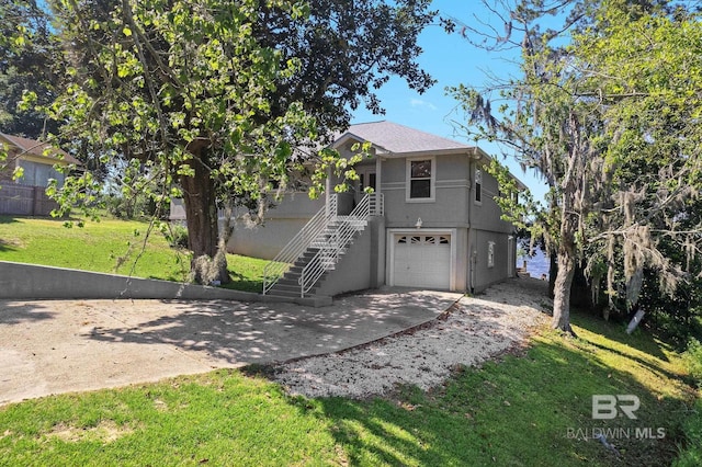 view of front facade with a garage and a front yard