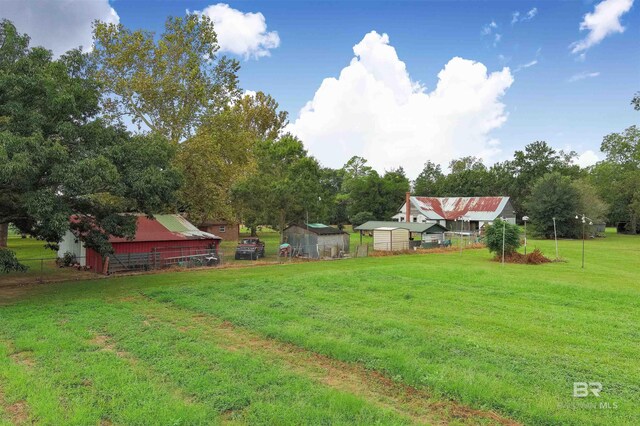 view of yard featuring an outbuilding