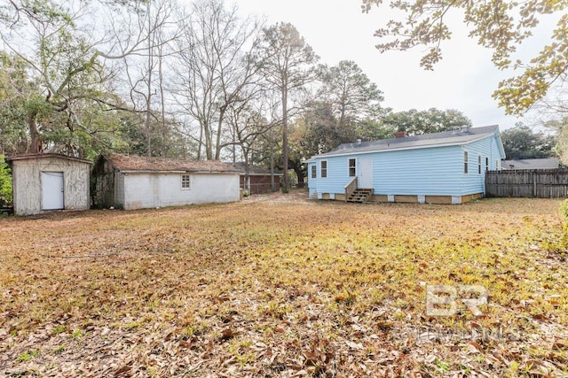 view of yard featuring a storage shed