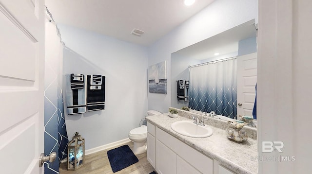 full bath featuring toilet, vanity, wood finished floors, a shower with curtain, and baseboards