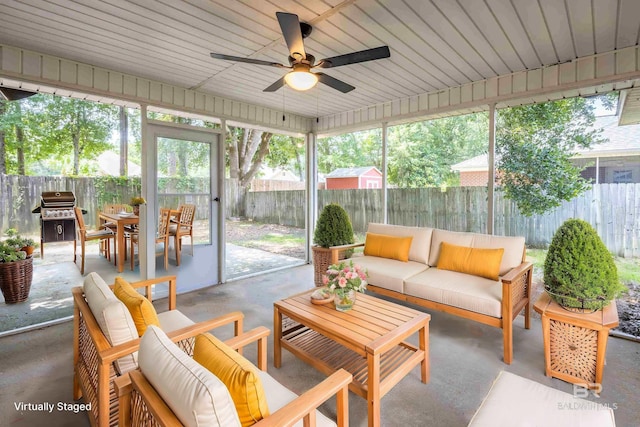 sunroom / solarium featuring a ceiling fan