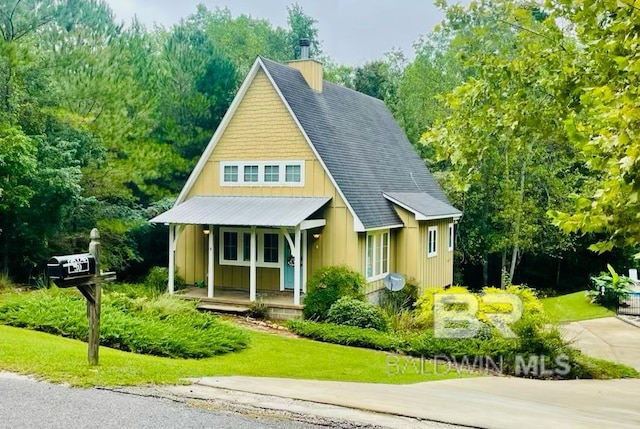 view of front of house featuring a front lawn