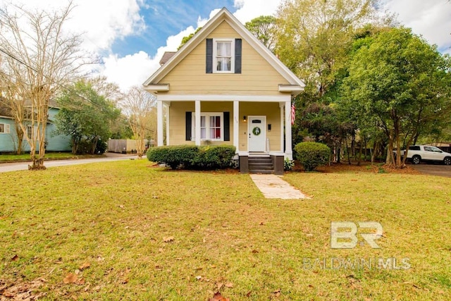 view of front of property featuring a front yard