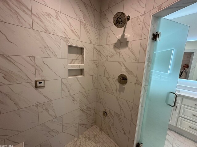 bathroom featuring a tile shower