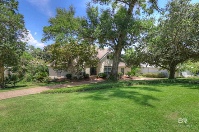 view of front facade with a front lawn