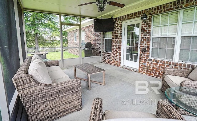 sunroom with ceiling fan