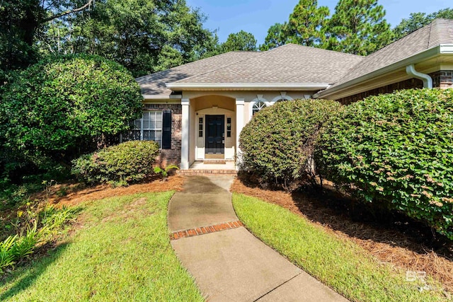 view of front of home featuring a front lawn