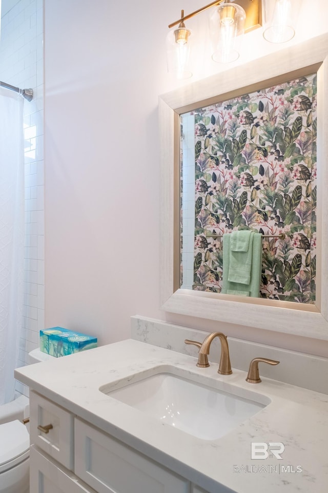 bathroom featuring a shower with curtain, vanity, and toilet