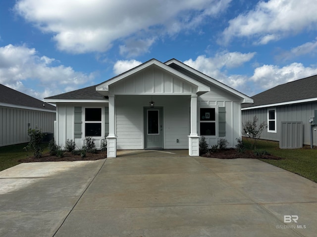 view of front of property featuring a porch