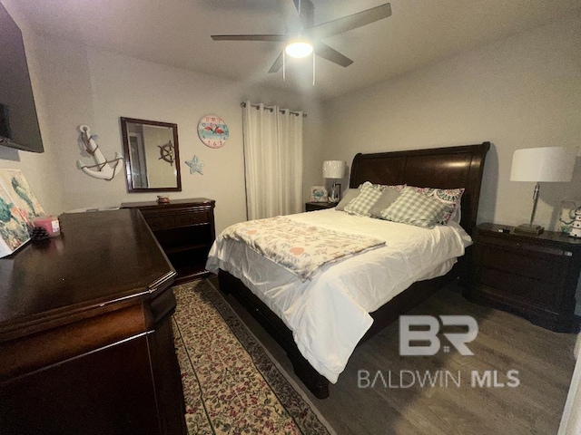 bedroom featuring a ceiling fan