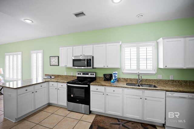 446 Harbor Light Cir, Gulf Shores, AL 36542 - kitchen with appliances with stainless steel finishes, a sink, a peninsula, and white cabinets