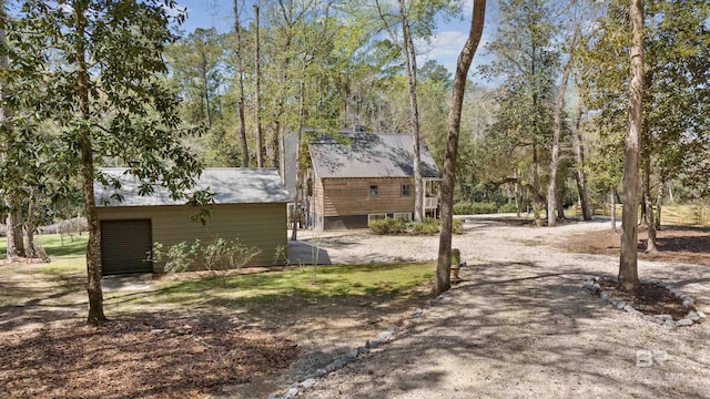 view of yard with an outdoor structure
