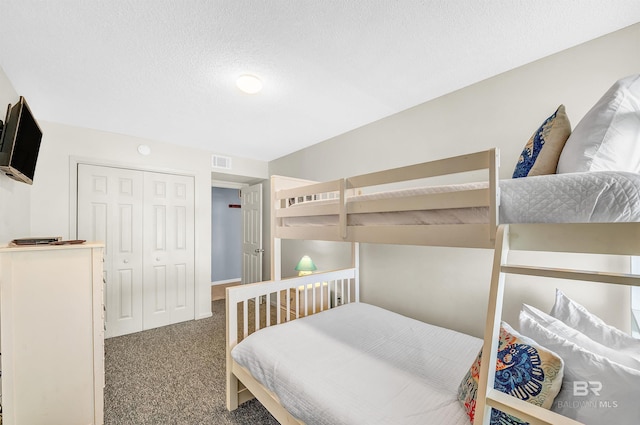 407 W Beach Blvd Unit 570, Gulf Shores, AL 36542 - carpeted bedroom featuring a closet and a textured ceiling