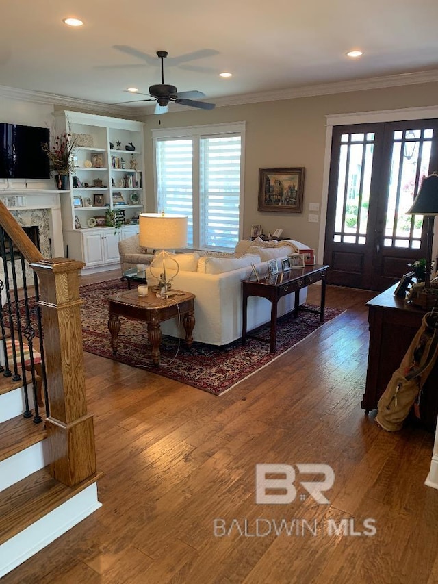 40 Bay Pointe Ct, Fairhope, AL 36532 - living area featuring ornamental molding, a ceiling fan, plenty of natural light, wood finished floors, and recessed lighting