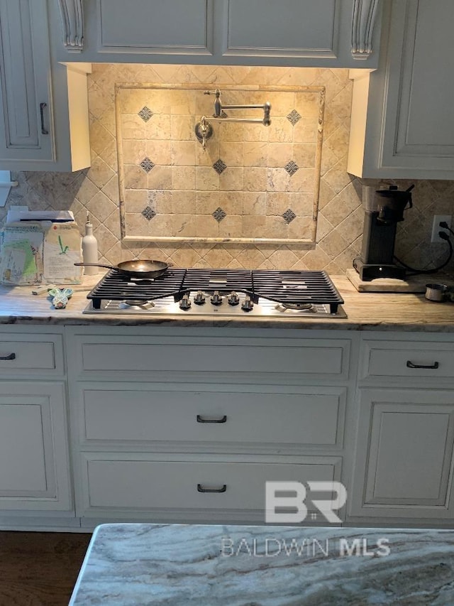 40 Bay Pointe Ct, Fairhope, AL 36532 - kitchen with backsplash and stainless steel gas cooktop
