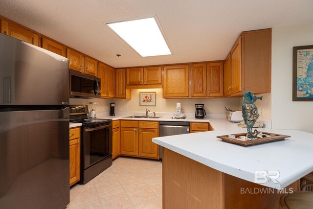 kitchen featuring sink, appliances with stainless steel finishes, kitchen peninsula, and a kitchen breakfast bar