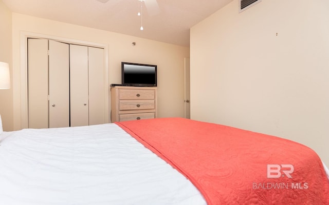 bedroom featuring a textured ceiling, ceiling fan, and a closet