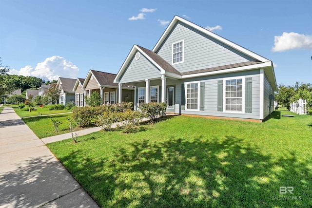 view of front of property featuring a front lawn