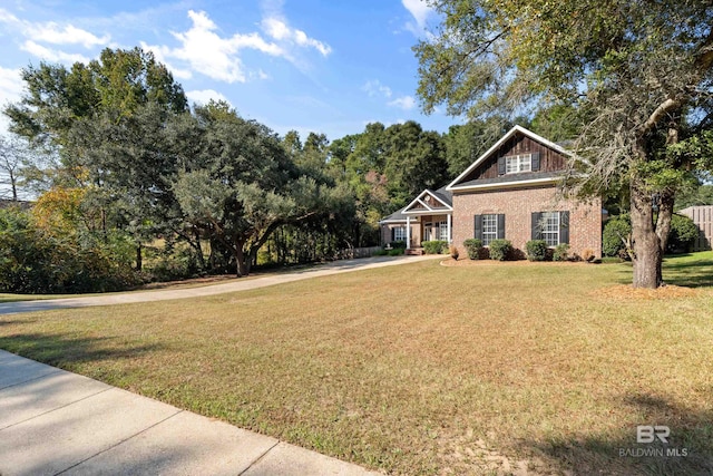 view of front facade featuring a front lawn