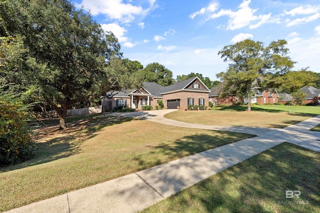 view of front of property featuring a front yard