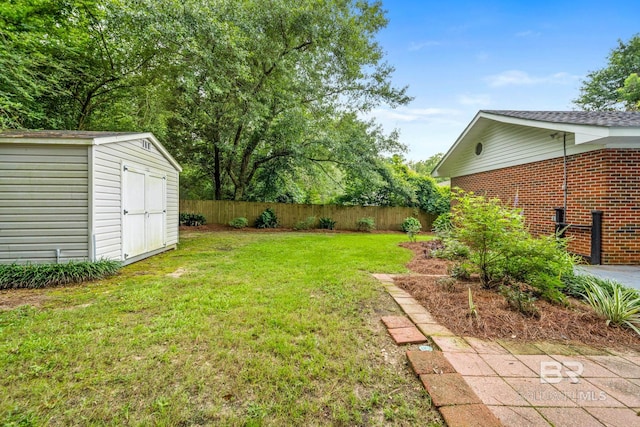 view of yard featuring a shed