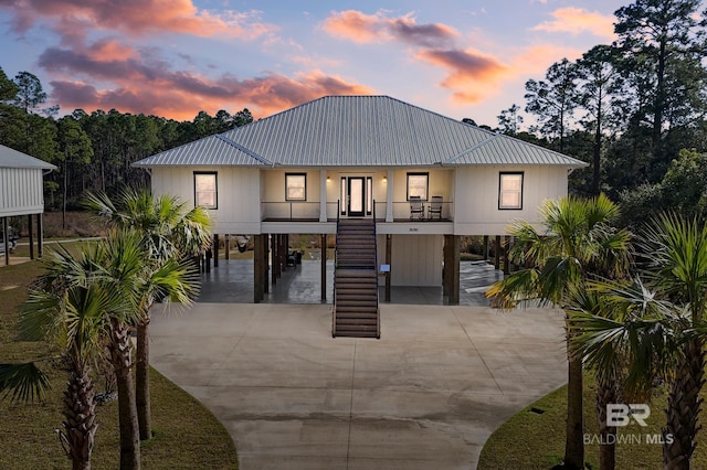 view of front facade with covered porch and a carport