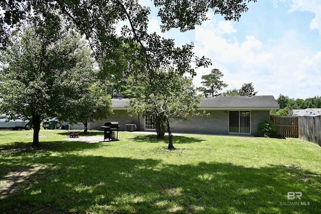 view of yard featuring a fire pit