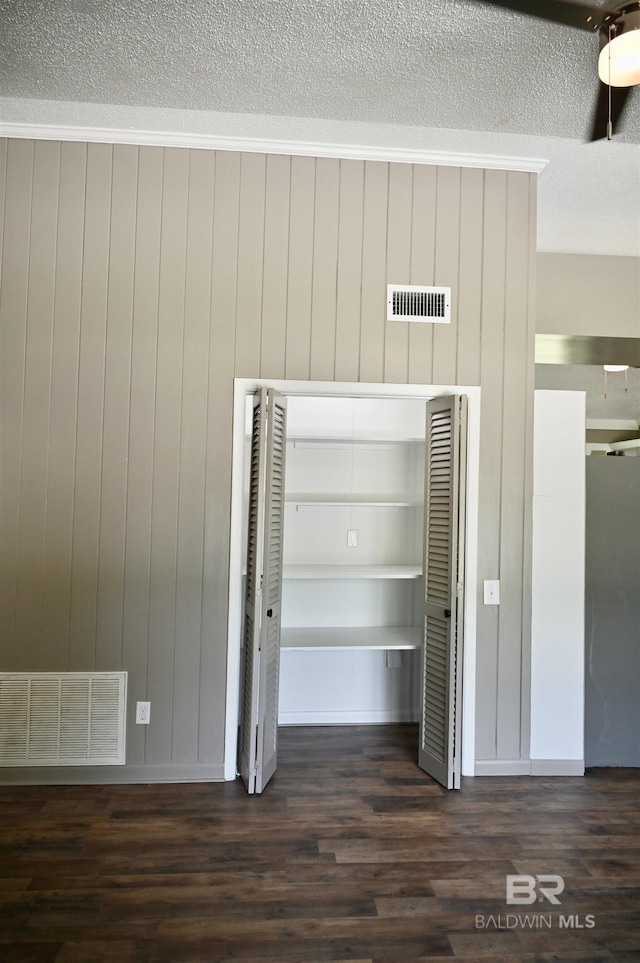 room details with hardwood / wood-style flooring, crown molding, and a textured ceiling