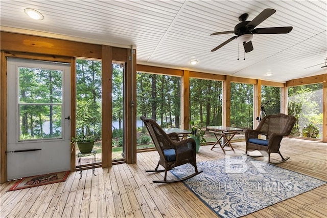 sunroom with ceiling fan