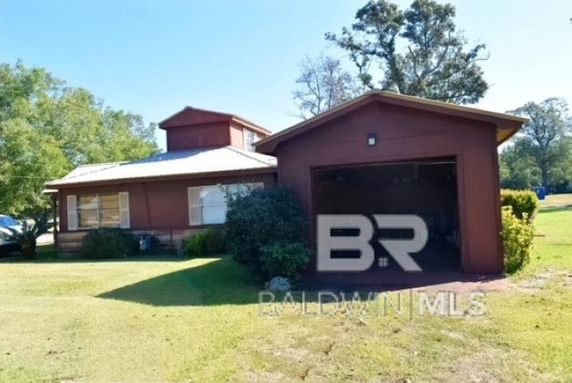 view of front of property featuring a front lawn and a garage