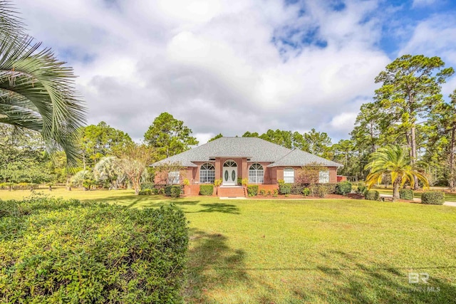 single story home with a front lawn