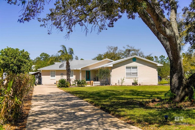 ranch-style house featuring a front yard