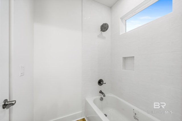 bathroom featuring tiled shower / bath