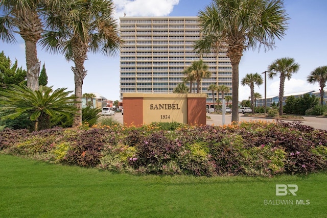 community sign featuring a yard