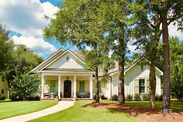 view of front facade with a front yard and covered porch