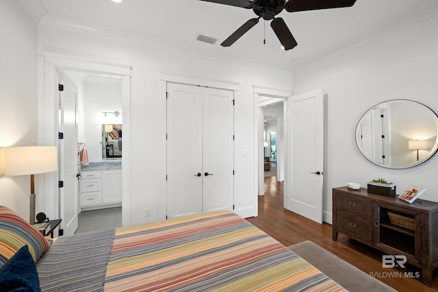 bedroom with connected bathroom, dark hardwood / wood-style floors, a closet, crown molding, and ceiling fan