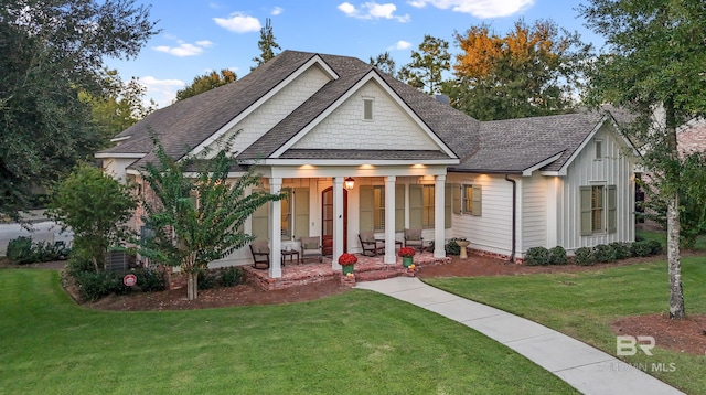 view of front of property featuring a front yard