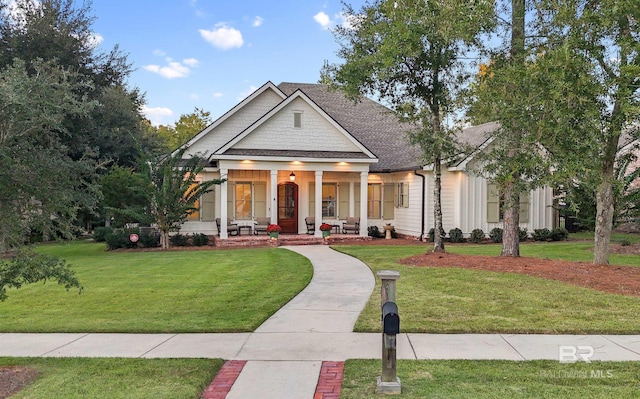 view of front facade featuring a porch and a front lawn