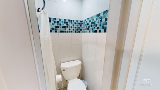 511 E Beach Blvd Unit 503, Gulf Shores, AL 36542 - bathroom featuring toilet, curtained shower, and tile walls