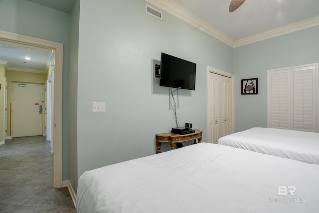 bedroom featuring crown molding, baseboards, visible vents, and a closet