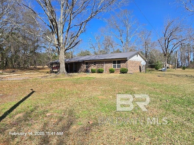 view of front of home featuring a front yard